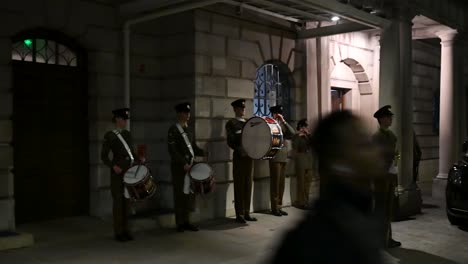 Banda-Tocando-Fuera-De-La-Mansión-Del-Alcalde-De-Londres,-Reino-Unido