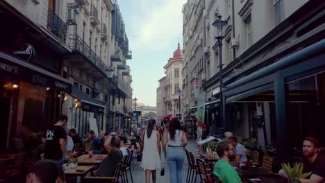 Calles-Del-Casco-Antiguo-Con-Restaurantes-Y-Turistas,-Bucarest-Rumania