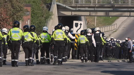 Larga-Línea-De-Procesión-De-Policías-De-Motocicletas-Reunidos-En-El-Paso-Subterráneo-De-La-Autopista,-Ontario,-Canadá