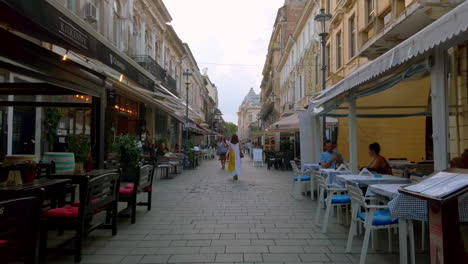 Calles-Del-Casco-Antiguo-Con-Restaurantes-Y-Turistas,-Bucarest-Rumania