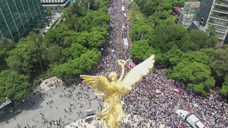 Inclinación-Aérea:-Misa-De-Celebración-Del-Orgullo-Gay-Con-Escultura-De-ángel-Dorado