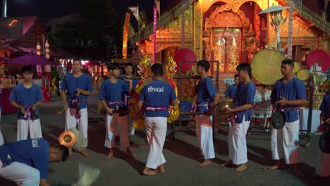 Grupo-De-Danza-Tailandesa-Tradicional-Masculina-Actuando-En-Los-Terrenos-Del-Templo-Durante-La-Noche