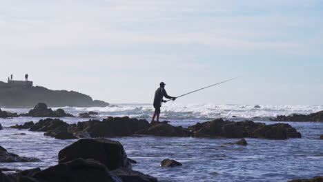 Mann-Angeln-Vor-Der-Insel-Sidi-Abderrahman-In-Ain-Diab-Beach-Casablanca-Marokko