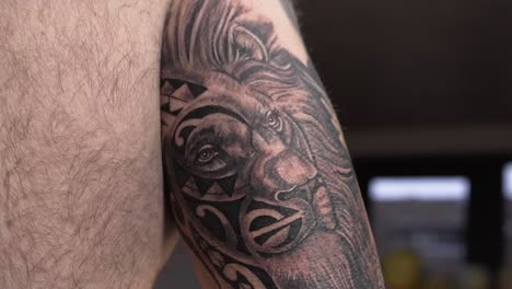 Frisches-Schwarzes-Tattoo,-Das-In-Der-Lichtansicht-Leuchtet