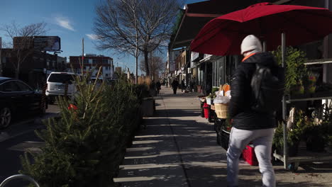 Außenaufnahme-Der-Danforth-Avenue-Mit-Weihnachtsbäumen-Zum-Verkauf-In-Einem-Laden-An-Der-Ecke