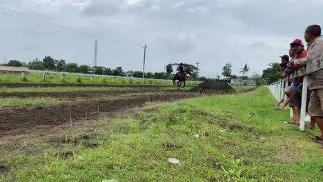 Die-Jockeys-Trainieren-Ihre-Pferde,-Um-Sich-Auf-Pferderennen-Auf-Der-Strecke-Vorzubereiten