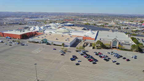 Vista-Del-Antiguo-Gran-Centro-Comercial-En-La-Ciudad-Moderna-Con-Vistas-Al-Escaparate-De-Dillards-Y-Estacionamiento-Semivacío