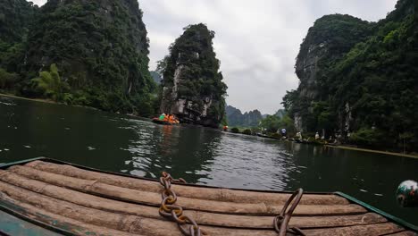 Lapso-De-Tiempo-Desde-El-Frente-Del-Bote-Remando-A-Lo-Largo-Del-Río-En-Ninh-Binh-Pasando-Por-Los-Acantilados-De-Piedra-Caliza