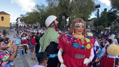 Toma-En-Cámara-Lenta-De-Un-Baile-Tradicional-De-Recién-Casados-En-Chiapas-Mexico-En-Compañía-De-Los-Músicos