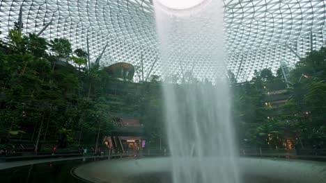 El-Complejo-Comercial-Y-De-Entretenimiento-Del-Aeropuerto-Jewel-Changi,-Con-Temática-De-La-Naturaleza,-Está-Cercado-Y-Conectado-Con-El-Aeropuerto-De-Changi-En-Singapur