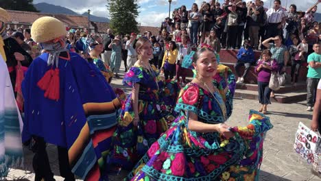 Toma-En-Cámara-Lenta-De-Mujeres-Bailando-En-Una-Boda-Con-Trajes-Tradicionales-En-Chiapas-Mexico