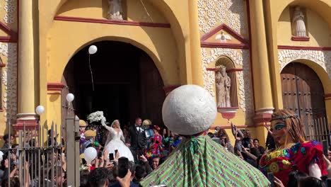 Toma-En-Cámara-Lenta-De-Una-Pareja-De-Recién-Casados-Frente-A-Las-Puertas-De-La-Iglesia-En-San-Cristobal-De-Las-Casas-Chiapas