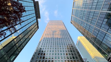 Disparo-En-ángulo-Bajo-Mirando-Hacia-One-Canada-Square-En-Canary-Wharf,-Londres