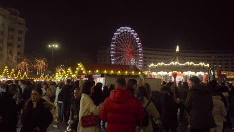 Mercado-Navideño-De-Bucarest,-Noria-E-Iluminación,-Bucarest,-Rumania