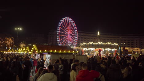 Mercado-Navideño-De-Bucarest,-Quioscos-Y-Gente,-Bucarest,-Rumania