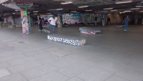 Der-Junge-Skateboarder-Und-Seine-Freunde-üben-Ihre-Moves-Beim-Skaten