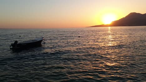 Ein-Kleines-Schiff,-Das-Im-Sonnenuntergang-Vor-Anker-Liegt