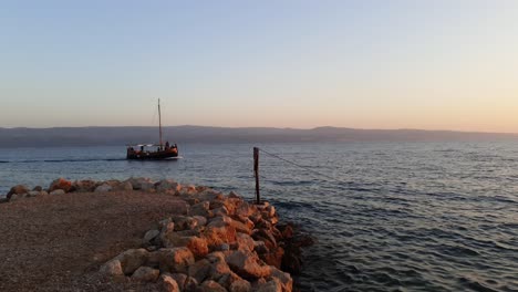 Boot,-Das-Bei-Ruhigem-Wetter-Während-Des-Sommersonnenuntergangs-Auf-Dem-Meer-Zum-Hafen-Von-Omiš-Fährt