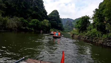 Zeitraffer-Von-Der-Vorderseite-Des-Bootes,-Das-Entlang-Des-Flusses-In-Ninh-Binh,-Vietman,-Rudert