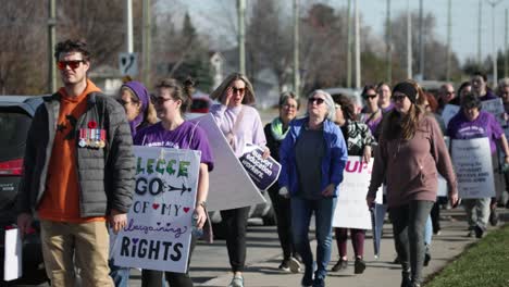 Un-Nutrido-Grupo-De-Manifestantes-Durante-La-Huelga-Educativa-Cupe-En-Ottawa,-Ontario