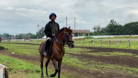 Los-Jinetes-Están-Entrenando-A-Sus-Caballos-Para-Prepararse-Para-Las-Carreras-De-Caballos-En-La-Pista