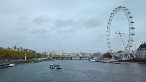 Londres,-Westminster-|-Reino-Unido:-Video-Aéreo-De-Drones-De-La-Icónica-Noria-Gigante-Del-Ojo-De-Londres-Frente-Al-Río-Támesis-Y-Las-Casas-Del-Parlamento-Y-El-Big-Ben