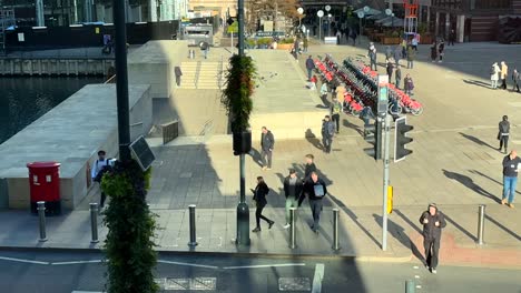 Zeitraffer-Von-Menschen,-Die-Auf-Der-Belebten-Londoner-Straße-Zur-Arbeit-Gehen-Und-Pendeln