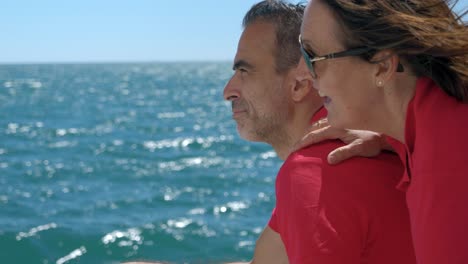 Gente-Sonriente-Disfrutando-De-Su-Día-En-Un-Velero-En-El-Mar-Mediterráneo