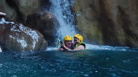 Excursión-De-Rafting-A-Lo-Largo-De-Las-Pintorescas-Paredes-Del-Cañón