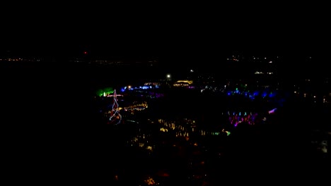 Festival-De-Luces-Navideñas-En-Un-Parque-Jardín---Vista-Aérea-De-Paralaje