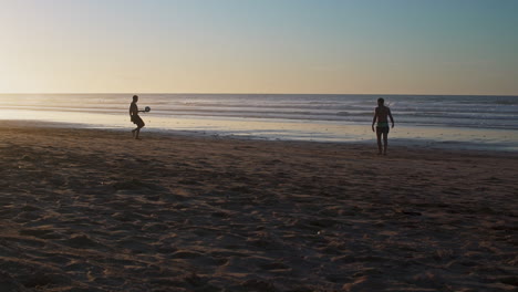 Hombre-Haciendo-Malabarismos-Con-Una-Pelota-En-La-Playa-De-Ain-Diab-En-Casablanca-Marruecos