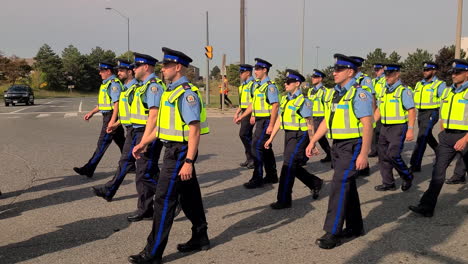 Caminata-De-Honor-Por-El-Oficial-Asiático-Asesinado-Andrew-Hong-Oficiales-De-La-Bahía-De-Ontario