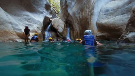 Los-Turistas-Disfrutan-Del-Rafting-En-El-Cañón-Goynuk