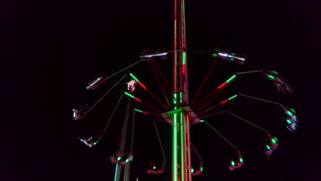 Flying-Swing-Karussell-Vergnügungspark-Fahren-Leute-Haben-Spaß,-Wenn-Sie-Im-Vergnügungspark-Hochverkettetes-Karussell-Schwingen