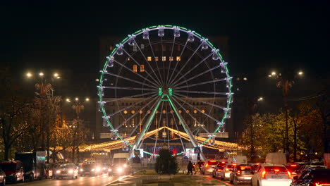 Mercado-Navideño-De-Bucarest,-Noria-E-Iluminación-Con-Tráfico,-Bucarest,-Rumania