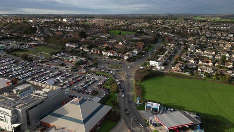 Hyperlapse-Aufnahmen-Aus-Der-Luft-Während-Der-Geschäftigen-Einkaufszeiten,-Die-B-Und-Q,-Ms,-Tesco-Big-Carpark-Und-Ronda-Bound-Zeigen