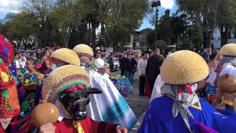 Zeitlupenaufnahme-Eines-Traditionellen-Tanzes-Der-Jungvermählten-In-Den-Straßen-Von-San-Cristobal-De-Las-Casas-Chiapas-Mexiko