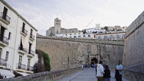 Gimbal-Se-Mueve-A-La-Izquierda-Con-La-Entrada-Del-Castillo-De-Ibiza-España-Durante-La-Puesta-De-Sol