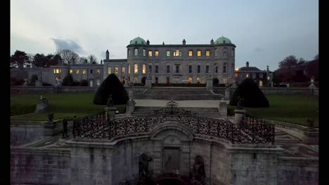 Video-De-Dron-De-La-Hermosa-Casa-Y-Los-Jardines-De-Powercourt-En-El-Condado-De-Wicklow-Mientras-Cae-El-Atardecer