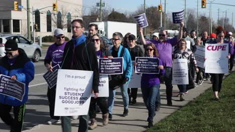 Cupe-Streik-In-Ottawa,-Ontario,-Während-Demonstranten-Mit-Schildern-Marschieren