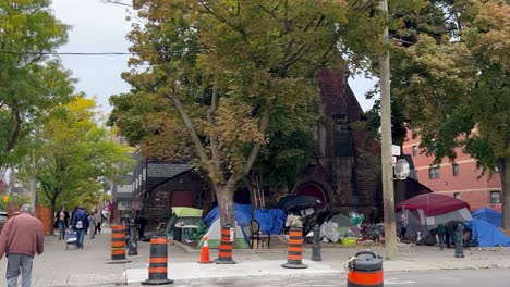 Un-Campamento-Para-Personas-Sin-Hogar-Frente-A-St