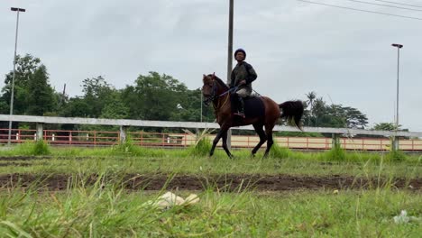 Los-Jinetes-Están-Entrenando-A-Sus-Caballos-Para-Prepararse-Para-Las-Carreras-De-Caballos-En-La-Pista