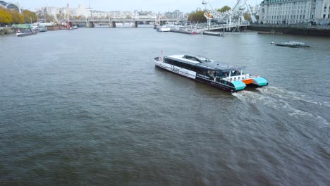 Río-Támesis-Con-Un-Súper-Barco-Que-Lleva-A-Turistas-Y-Trabajadores-Río-Arriba