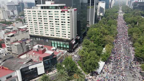 Vista-Aérea-Mientras-La-Multitud-Celebra-El-Día-Del-Orgullo-En-Reforma-Ave-En-La-Ciudad-De-México