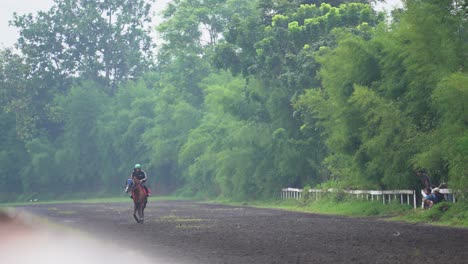 Ein-Jockey-Trainiert-Sein-Rennpferd-Auf-Der-Strecke