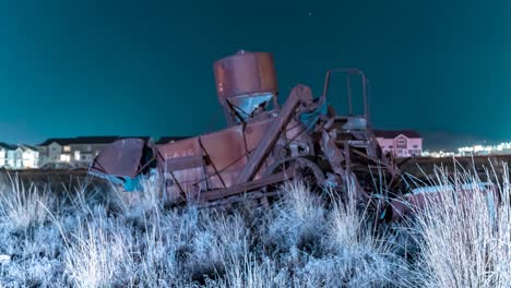 Equipo-De-Granja-De-Persecución-Vintage-Abandonado-En-Un-Campo---Lapso-De-Tiempo-De-Movimiento-Nocturno