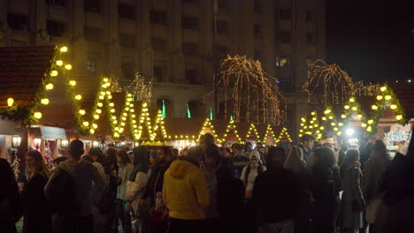 Mercado-Navideño-De-Bucarest,-Quioscos-Y-Gente,-Bucarest,-Rumania