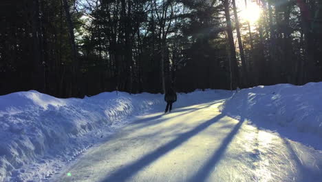 Plano-Exterior-Amplio-De-Un-Patinador-En-La-Pista-De-Patinaje-Sobre-Hielo-De-Punta-De-Flecha