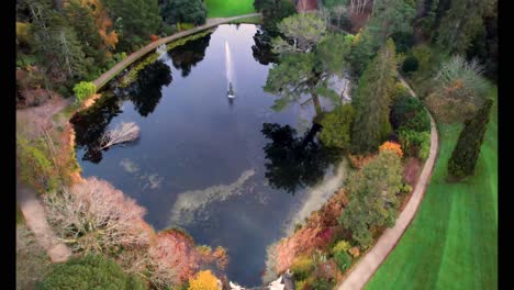 Video-De-Drones-De-Los-Jardines-De-La-Cancha-De-Poderes,-Una-De-Las-Atracciones-Turísticas-Más-Grandes-De-Irlanda,-Con-Vistas-Espectaculares-De-La-Montaña-Del-Pan-De-Azúcar