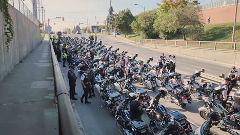 Policías-En-Motocicleta-Esperando-Para-Asistir-A-La-Marcha-Fúnebre-Del-Oficial-De-Policía-Caído-Andrew-Hong